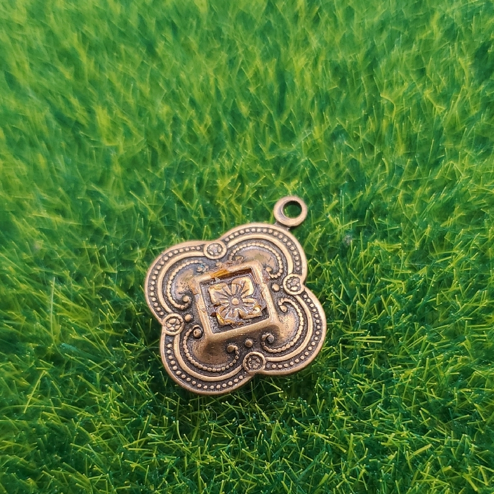 Bronze Heirloom Pendant Small Hole P327